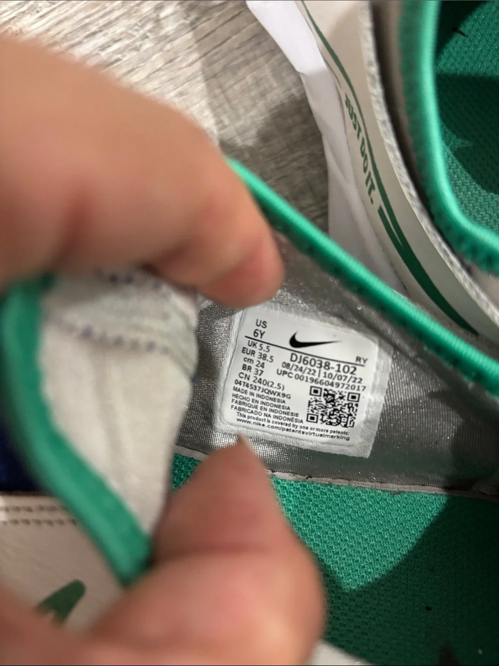 Nike Kids White Sneakers with Green and Navy Accents Slipons 6Y